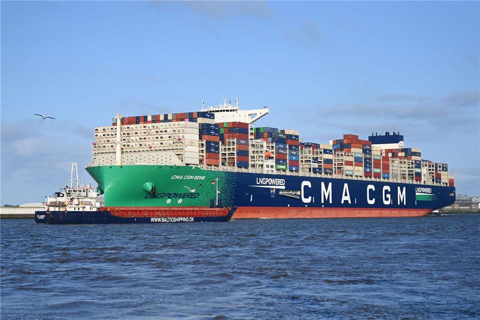Die französische Reederei CMA CGM will künftig nicht nur mit ihren Schiffen in Hamburg präsent sein. David Hammersen/dpa