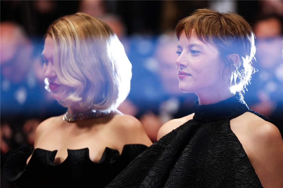Die französische Schauspielerin Lea Seydoux (l) und die deutsche Schauspielerin Jella Haase kommen zur Vorführung des Films „Gentle Monster“ bei der 79. Ausgabe der Filmfestspiele von Cannes.Thibaud Moritz/AFP/dpa