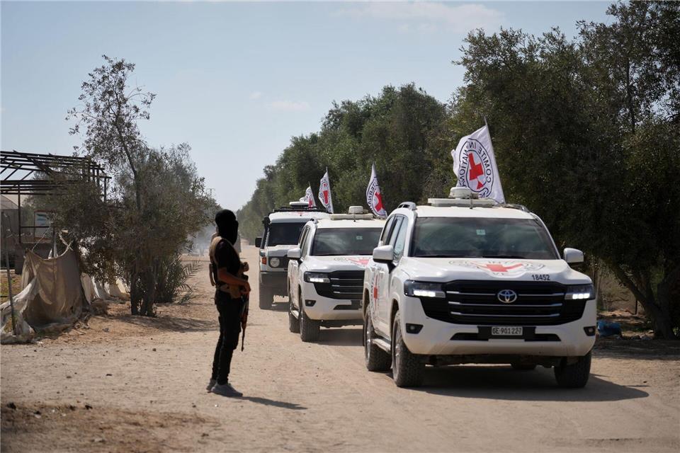 Die freigelassenen Geiseln sind unterwegs zur israelischen Grenze.Jehad Alshrafi/AP/dpa