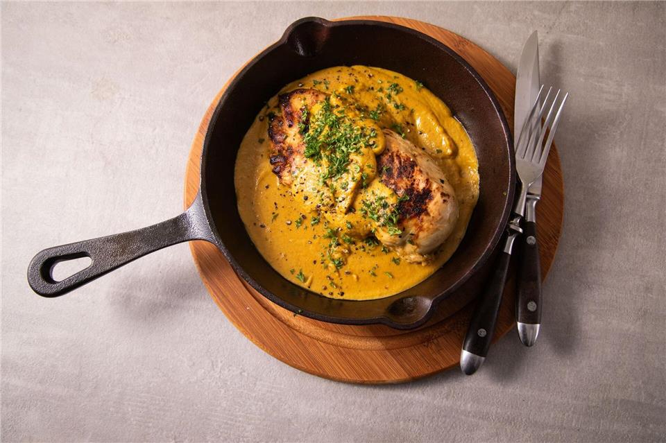 Die fruchtig-säuerliche Note von Sanddornnektar verleiht dem Geflügelgericht nicht nur den Namen, sondern dem Sanddornhähnchen auch eine wunderbare Frische. Christin Klose/dpa-tmn