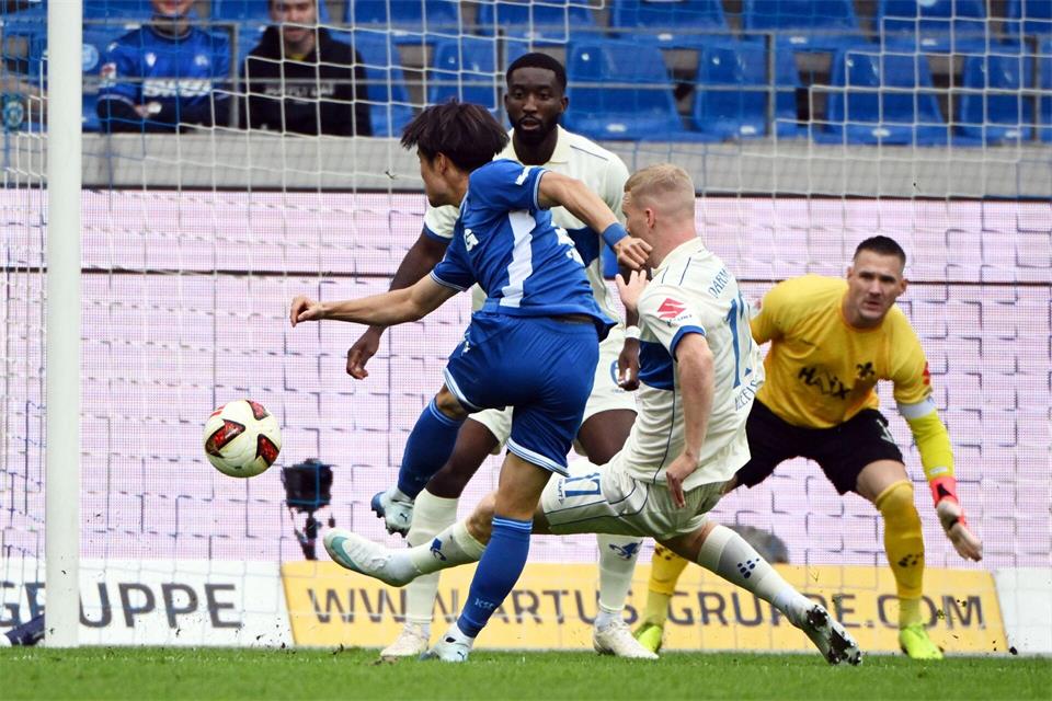Die frühe Führung: Shio Fukuda trifft zum 1:0 für den KSC.Uli Deck/dpa