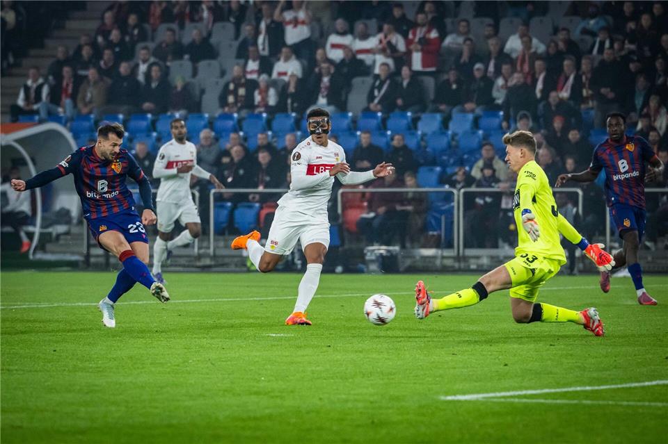 Die frühe Führung für Basel: Albian Ajeti (l.) trifft durch die Beine von Alexander Nübel.Andreas Becker/KEYSTONE/dpa