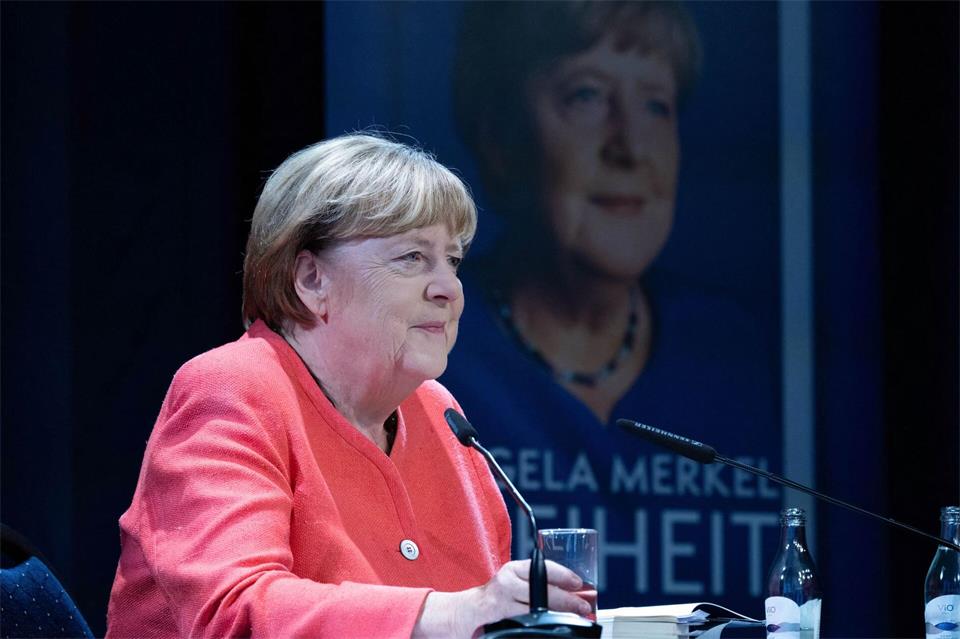 Die frühere Bundeskanzlerin Angela Merkel las in Peenemünde vor 1.200 begeisterten Zuhörern aus ihrem Buch „Freiheit“. Stefan Sauer/dpa