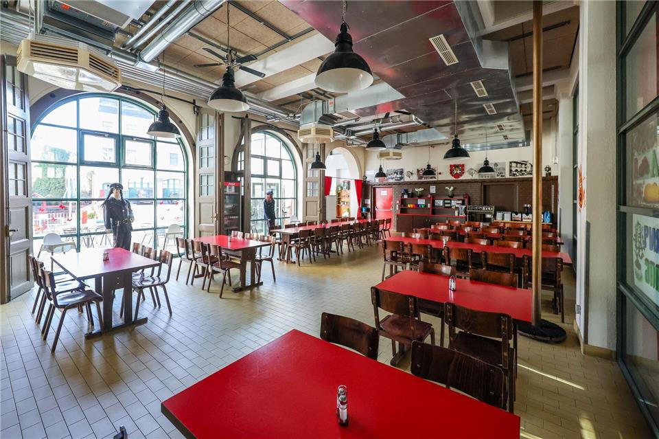 Die frühere Fahrzeughalle der „Alten Feuerwache“ in Plauen dient heute als Speisesaal für die Gäste der Jugendherberge. (Archivbild)Jan Woitas/dpa