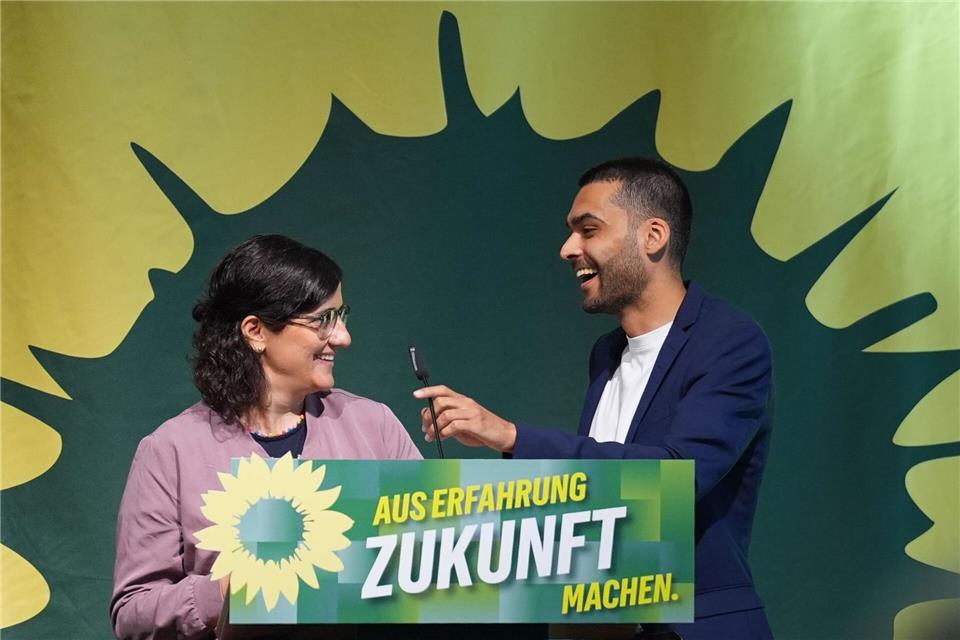 Die frühere Grünen-Chefin Maryam Blumenthal (li), der amtierende Parteichef Leon Alam (re) sowie weitere Spitzen-Grüne zahlen freiwillig Sozialabgaben nach. (Archivbild)Marcus Brandt/dpa