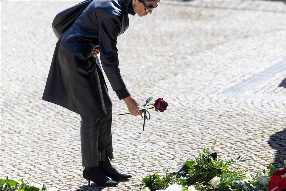 Die frühere Schulleiterin Christiane Alt legte Blumen in Erinnerung an die Opfer nieder. Michael Reichel/dpa
