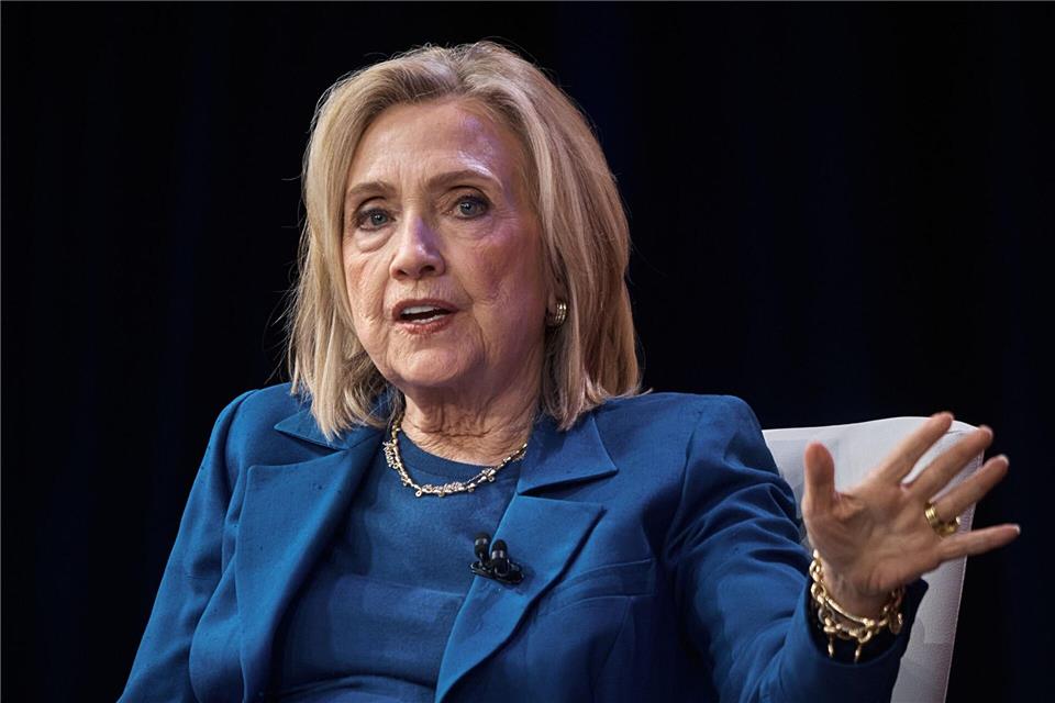 Die frühere US-Außenministerin Hillary Clinton hat bei einer Befragung vor dem US-Parlament jede Kenntnis von Straftaten des verurteilten Sexualstraftäters Jeffrey Epstein zurückgewiesen. Andres Kudacki/FR170905 AP/AP/dpa