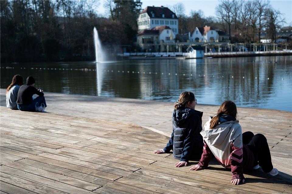 Die frühlingshaften Temperaturen locken die Menschen in Hessen nach draußen. Florian Wiegand/dpa