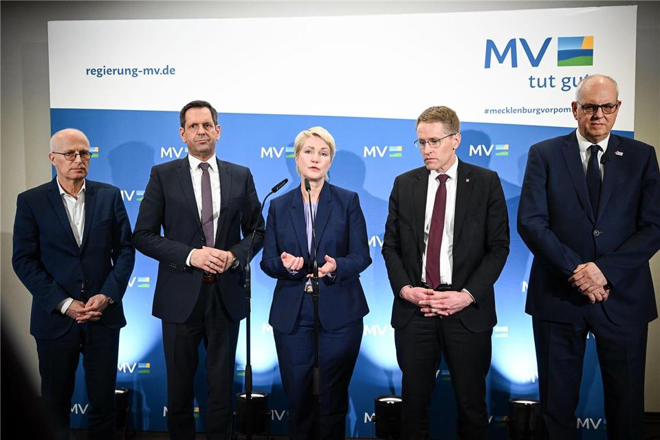 Die fünf norddeutschen Regierungschefs Peter Tschentscher (von links nach rechts, SPD, Hamburg), Olaf Lies (SPD, Niedersachsen), Manuela Schwesig (SPD, Mecklenburg-Vorpommern), Daniel Günther (CDU, Schleswig-Holstein) und Andreas Bovenschulte (SPD, Bremen) arbeiten in manchen Bereichen eng zusammen. (Archivbild)Britta Pedersen/dpa