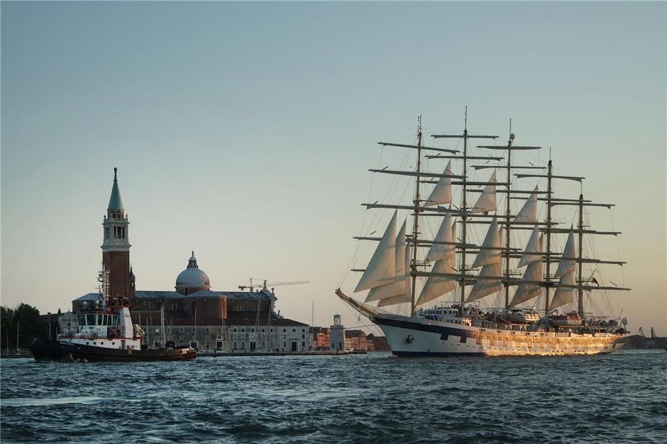 Die fünfmastige „Royal Clipper“, mit über 130 Metern Länge eines der größten Segelschiffe der Welt, wird Richtung Adria geschleppt.Stefan Weißenborn/dpa-tmn