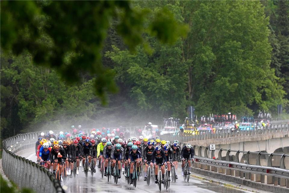 Die fünfte Giro-Etappe war von starken Regenfällen geprägt.Fabio Ferrari/LaPresse/AP/dpa