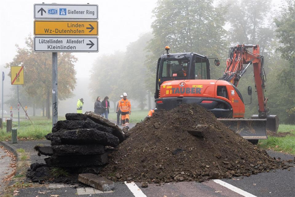 Die für den Fund einer Bombe vorbereitete Evakuierung entfällt. Die Stadt sieht keine weitere Gefahr durch den Verdachtspunkt. Boris Roessler/dpa