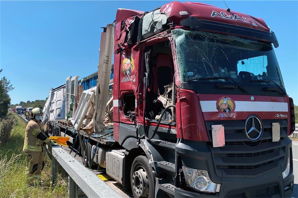 Die ganze Fahrzeugseite des Lkw wurde aufgerissen.