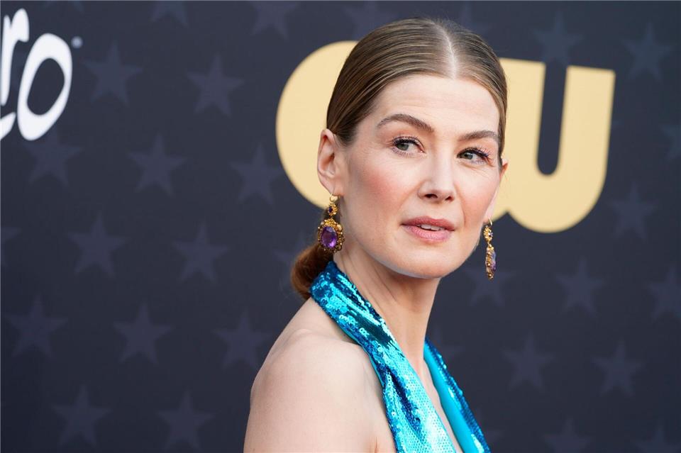 Die gebürtige Londonerin Rosamund Pike (47) spielt die weibliche Hauptrolle in „Ladies First“. (Archivbild)Jordan Strauss/Invision/AP/dpa
