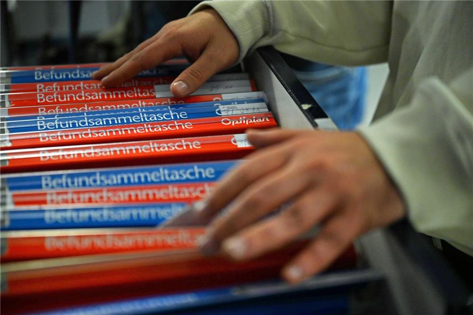 Die gedruckten Dokumentenstapel werden kleiner.Shireen Broszies/dpa