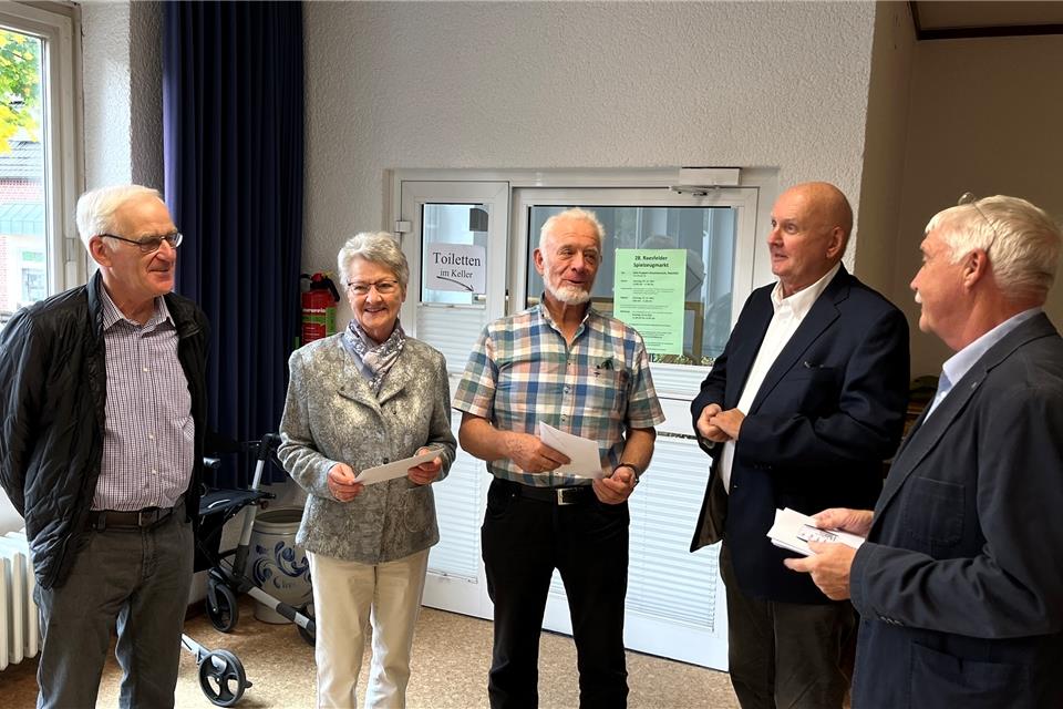 Die geehrten Mitglieder des Heimatvereins (von links): Hubert Hüging, Edith Stenert, Karl Huge, Hermann Burbaum und Hans Brune. Auf dem Bild fehlt Agnes Niehues.