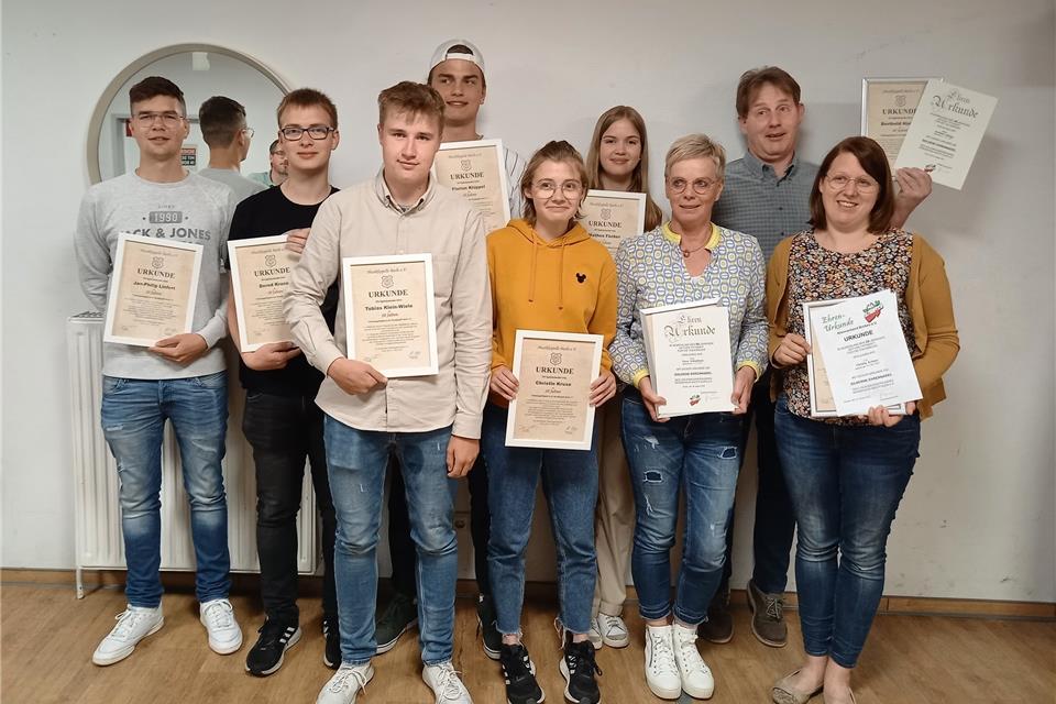 Die geehrten langjährigen Musiker (von links): Jan-Philip Linfert, Bernd Kruse, Tobias Klein-Wiehle, Florian Klüppel, Christin Kruse und Mathea Föcker (alle zehn Jahre dabei), Petra Schlottbom und Berthold Hüging (beide 40 Jahre in der Musikkapelle sowie ) und Christin Krämer (25 Jahre Mitglied).