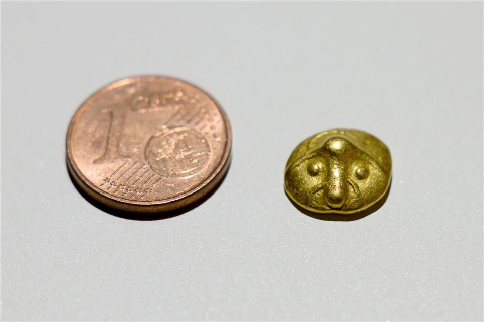 2.200 Jahre alte Goldmünze in Sachsen entdeckt  Die gefundene Goldmünze ist kleiner als ein Centstück.Robert Michael/dpa