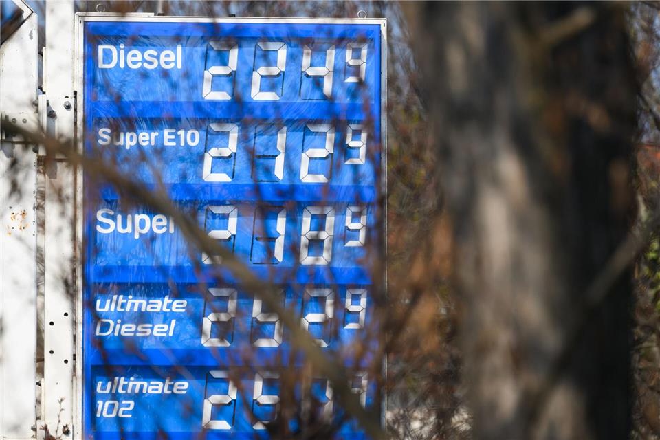 Die gegenwärtig hohen Spritpreise nerven auch in Hessen viele Autofahrer. (Symbolbild)Robert Michael/dpa