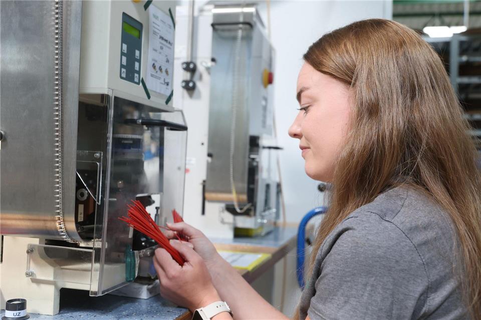 Die gehörlose Uliana Zghodzynska arbeitet seit vorigem Jahr in der Herstellung von Kabelverbindern bei der Haufe GmbH in Hohenstein-Ernstthal (Landkreis Zwickau). Bodo Schackow/dpa