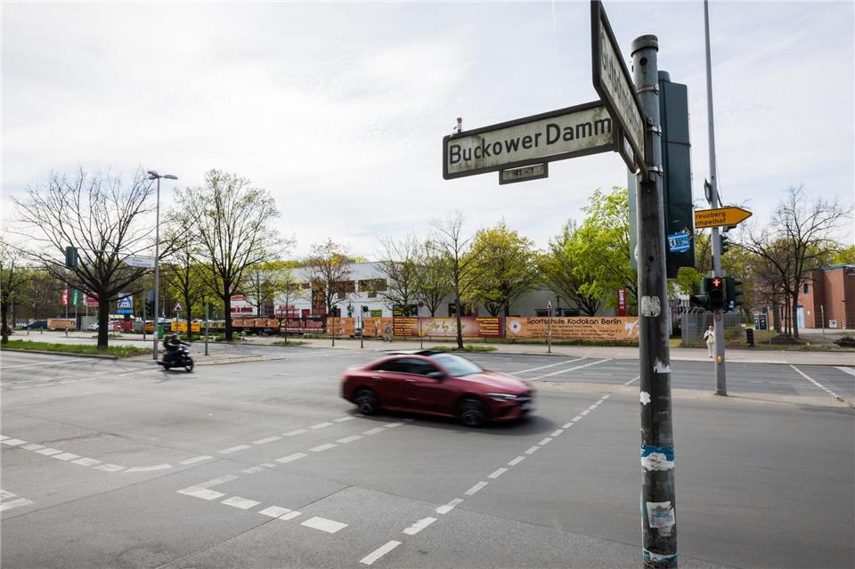 Die gemeinsame Fahrt zweier Mädchen auf einem E-Scooter durch Berlin-Neukölln endet für eine 14-Jährige tödlich. Christoph Soeder/dpa