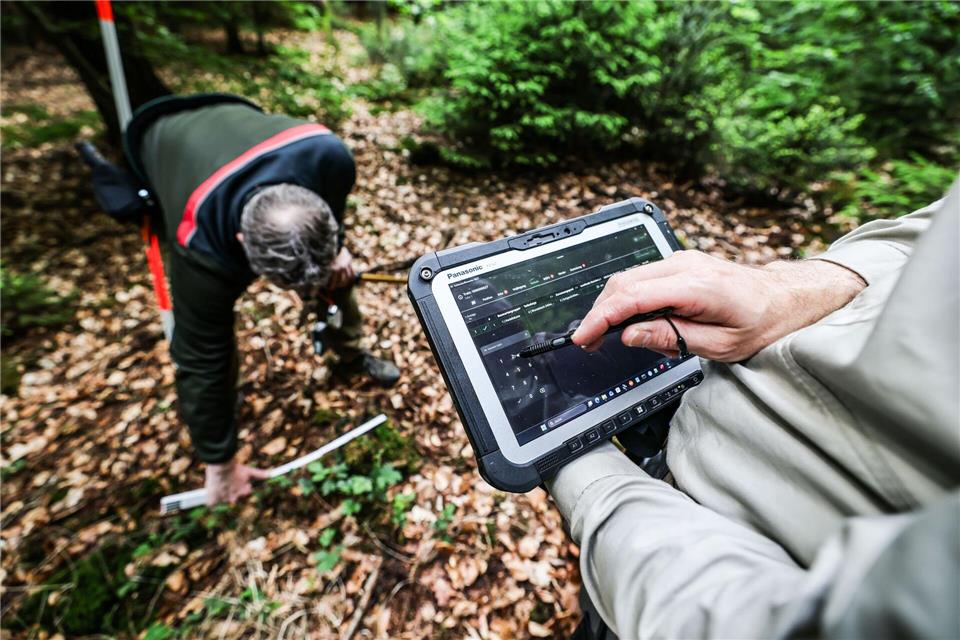 Die gemessenen Daten werden in ein Programm auf dem Tablet eingetragen.Oliver Berg/dpa