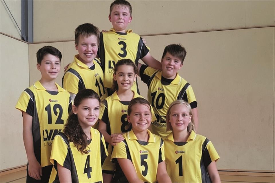 Die gemixte U14 des VC Reken wurde Dritter in der Meisterschaft: (hinten von links) Paul Sandkühler, Finn Homann, Jonas Edeler und Vincent Plewka sowie (vorne von links) Johanna Heinen, Joana Traber Garcia, Greta Isringhaus und Katharina Paus. Auf dem Foto fehlen Katharina Ehlker und Trainer Harald Paprotny.