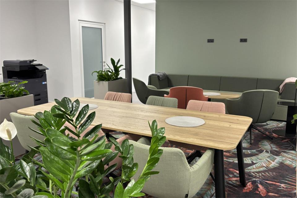 Die gemütliche Lounge lädt zum Verweilen ein.