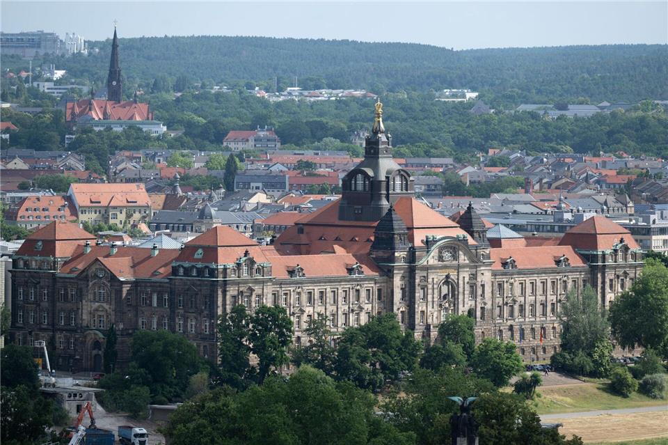 Die geplante Staatsmodernisierung in Sachsen soll nach dem Willen der SPD nicht auf Kosten des Personals geschehen (Archivbild). Sebastian Kahnert/dpa