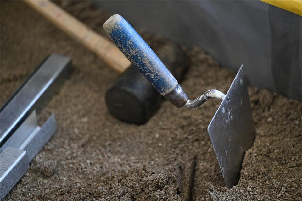 Die geplanten Milliardeninvestitionen des Staates in Infrastruktur wie Straßen und Schienen sowie in Verteidigung sollten im nächsten Jahr die Wirtschaft ankurbeln. (Symbolbild)Arne Dedert/dpa