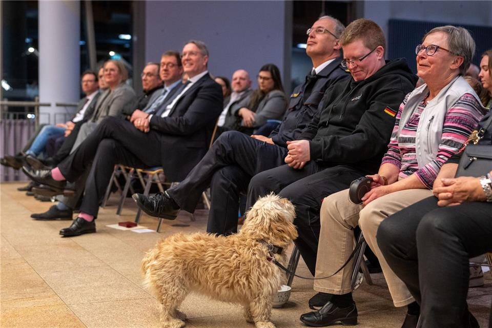 Die gerettete Erika Sorm und ihr Hund Queeni waren auch gekommen.Harald Tittel/dpa