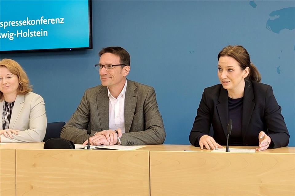 Die gesellschaftliche Verrohung wird man nur gesamtgesellschaftlich lösen können, sagte Innenministerin Magdalena Finke (r).Felix Müschen/dpa