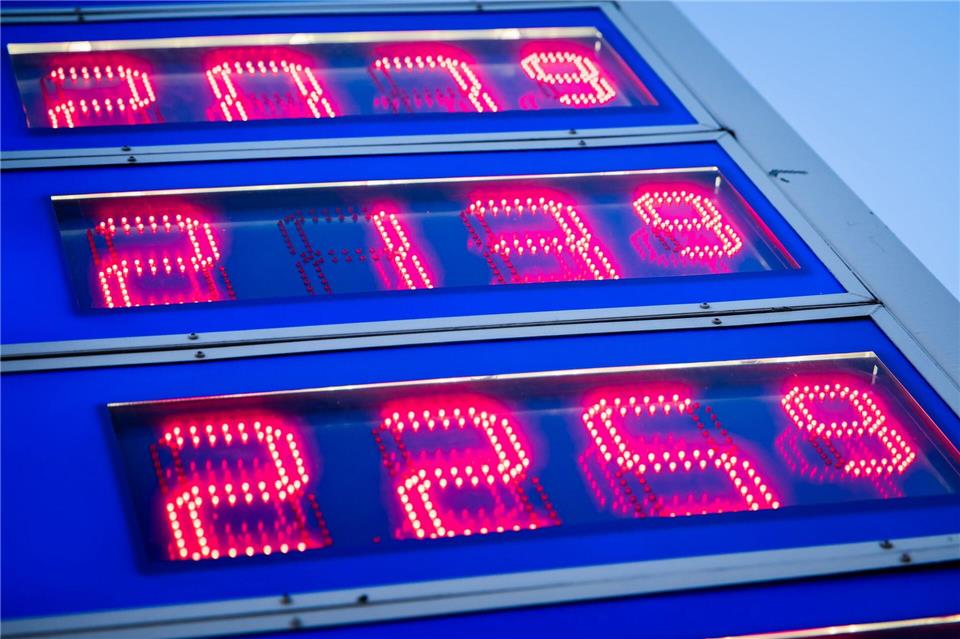 Die gestiegenen Spritpreise haben auch in Berlin und Brandenburg die Inflation nach oben getrieben. (Symbolbild)Christoph Soeder/dpa