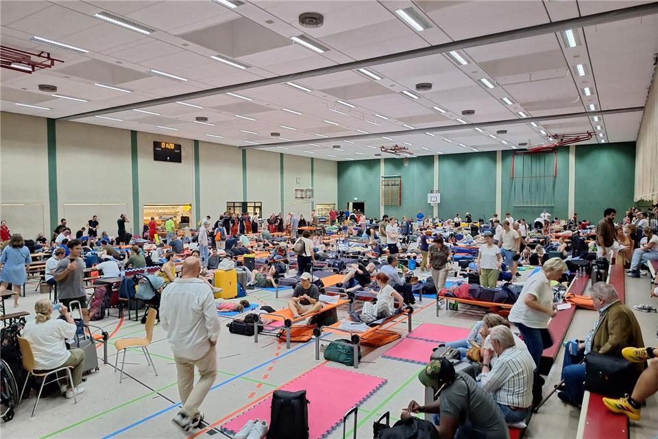 Die gestrandeten Passagiere kamen in einer Sporthalle unter.-/Landkreis Prignitz Feuerwehr/dpa