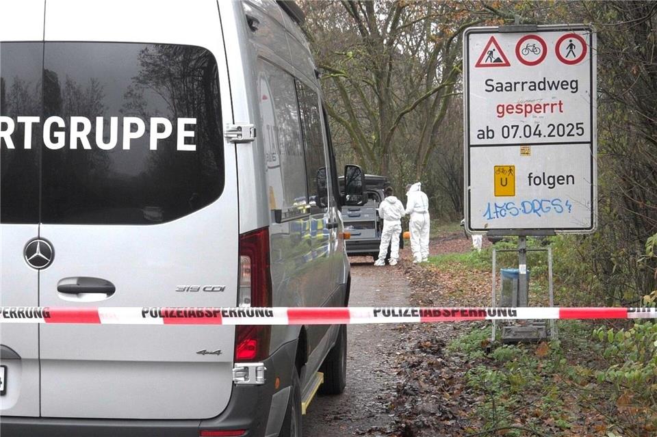 Die getöte 30-jährige Frau war am Dienstag auf einem Feldweg in der Nähe eines Autobahnrastplatzes gefunden worden.Thorsten Kremers/dpa