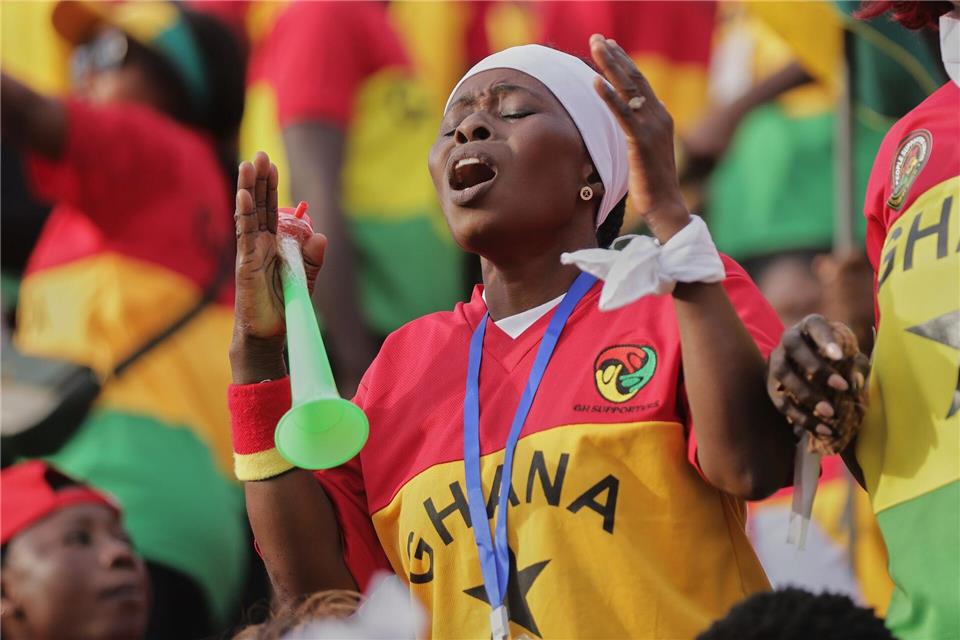 Nach der WM-Party ins Waisenhaus: Schäfer feiert mit Ghana Die ghanaischen Fans bejubelten den Sieg gegen die Komoren ausgelassen.Peniel Brago Amoakohene/AP/dpa