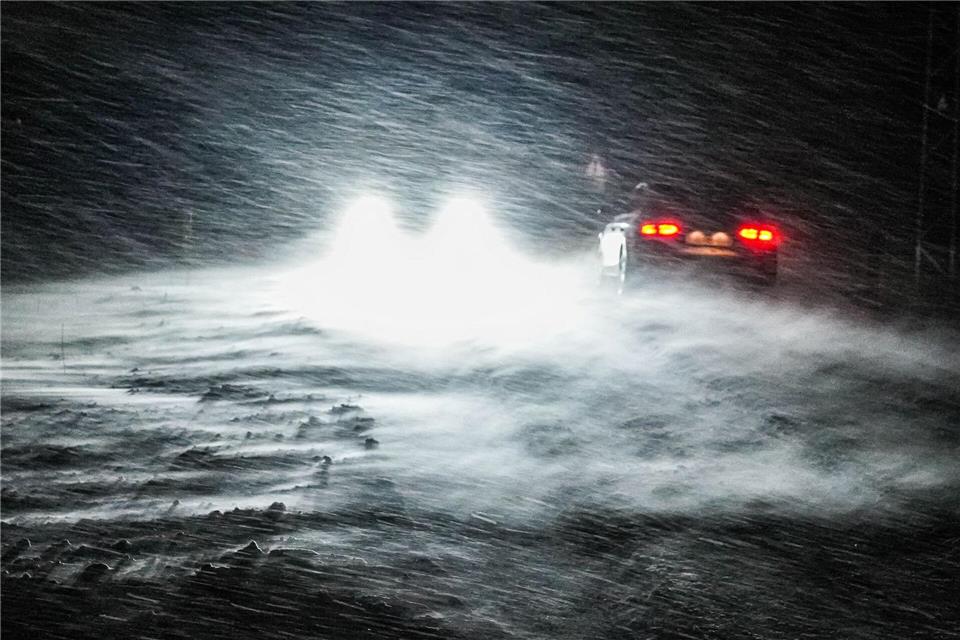 Die glatten Straßen machen Autofahrern in Niedersachsen zu schaffen.Julian Stähle/dpa