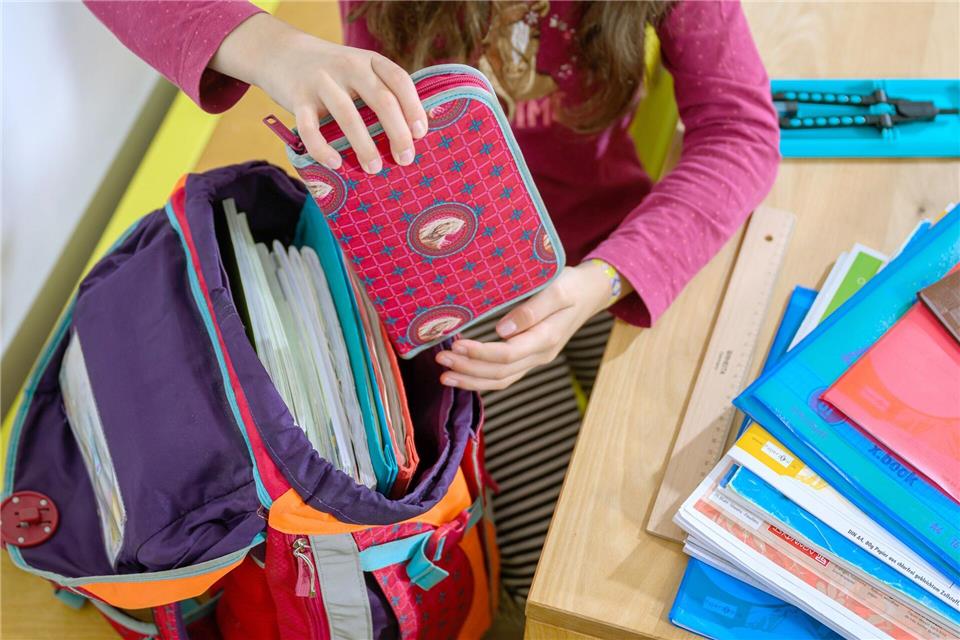 Die goldene Packregel: Schweres gehört nah an den Rücken. Und: Es sollte nichts lose im Ranzen umherfliegen. picture alliance/dpa