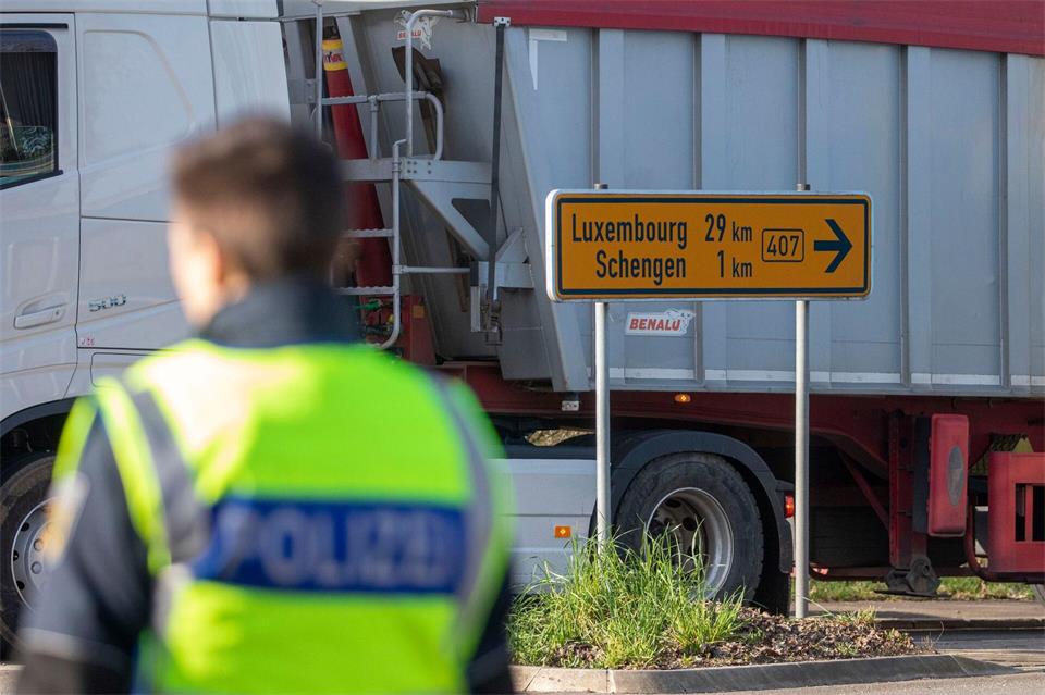 Die grenzüberschreitende Zusammenarbeit mit Frankreich und Luxemburg wird immer wichtiger, meint die Kreisgruppe Bundespolizei der Gewerkschaft der Polizei. (Symbolbild) Christoph Reichwein/dpa