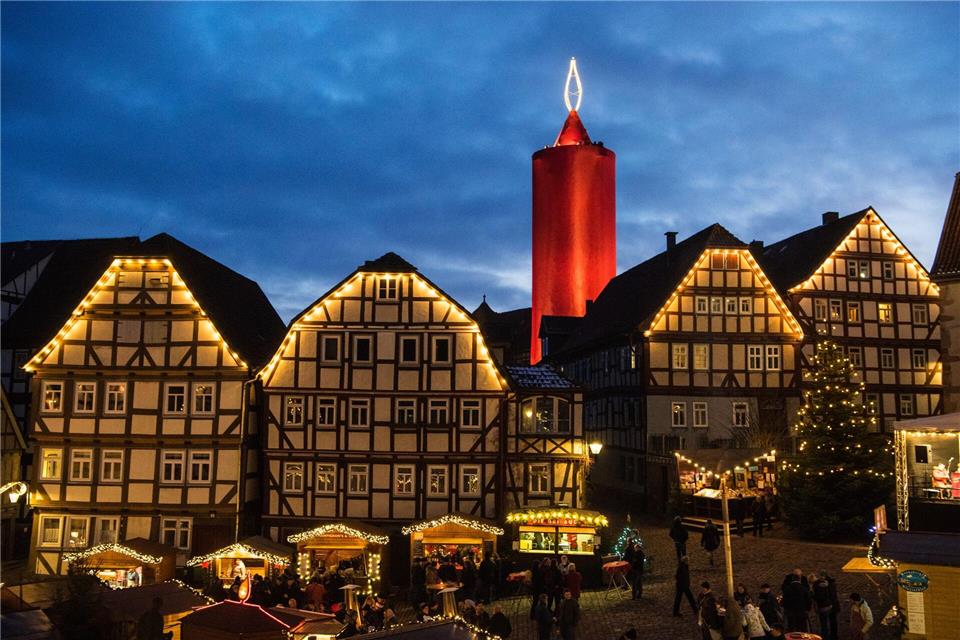 Die größte Kerze der Welt gibt es bei der Burgenweihnacht in Schlitz. (Archivbild)Andreas Arnold/dpa