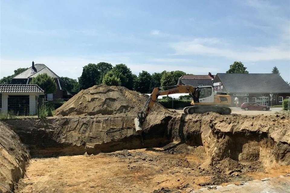 Die große Baugrube an der Schermbecker Straße zeigt, wo das Mehrfamilienhaus später stehen soll.