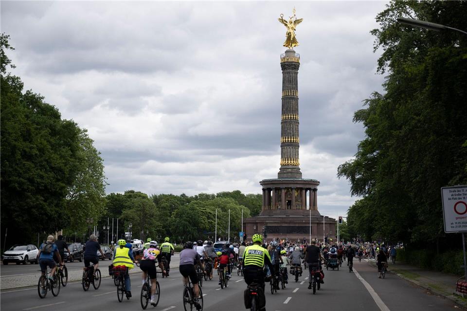 Die große Fahrradsternfahrt des Allgemeinen Deutschen Fahrrad-Clubs (ADFC) Berlin endet an der Siegessäule. Christophe Gateau/dpa