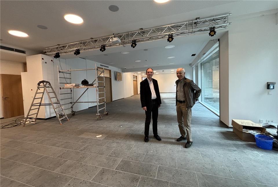Die große Fensterfront zur Kirche hin lässt Licht in den Saal einfallen. Er ist für 200 Leute ausgelegt. Pfarrer Dr. Fabian Tilling und Georg Badurczyk vom Kirchenvorstand freuen sich, dass die Arbeiten dem Ende zugehen.