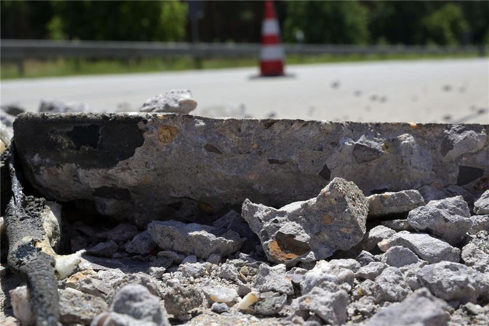 Die große Hitzewelle ist vorüber, jetzt werden die Schäden eifrig repariert. (Symbolbild)Michael Bahlo/dpa
