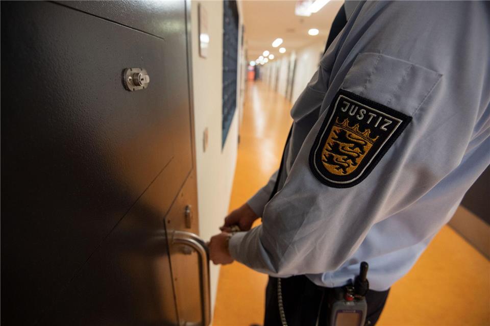 Die große Mehrheit der Justizvollzugsbeamten halte sich an die Regeln, meint der Landeschef des Bunds der Strafvollzugsbediensteten. (Symbolbild)Marijan Murat/dpa