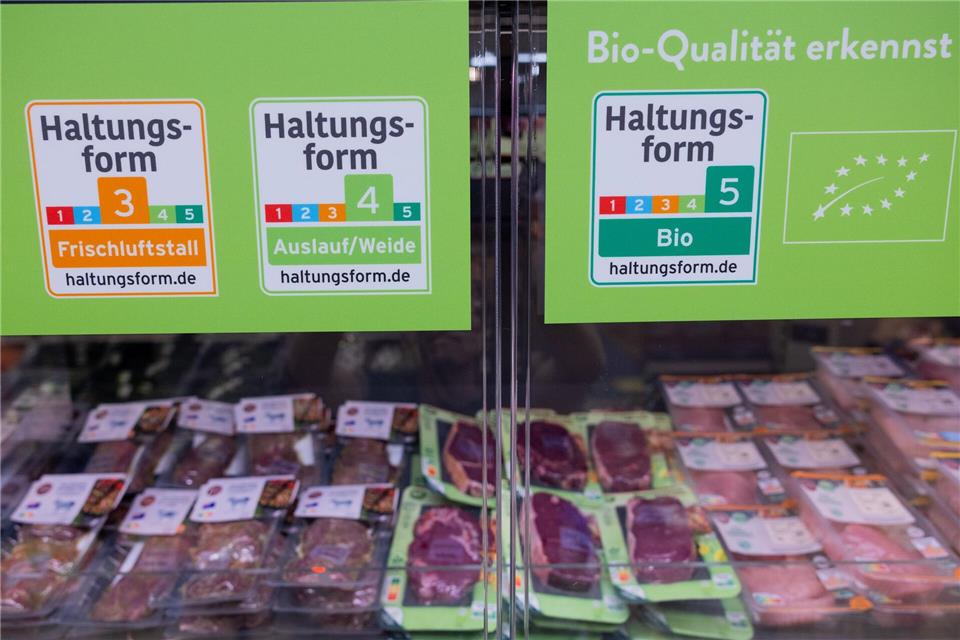 Handelsketten nehmen Abschied vom Billigfleisch Die großen Handelsketten wollen bis 2030 auf höhere Haltungsformen umsteigen. (Archivbild)Rolf Vennenbernd/dpa
