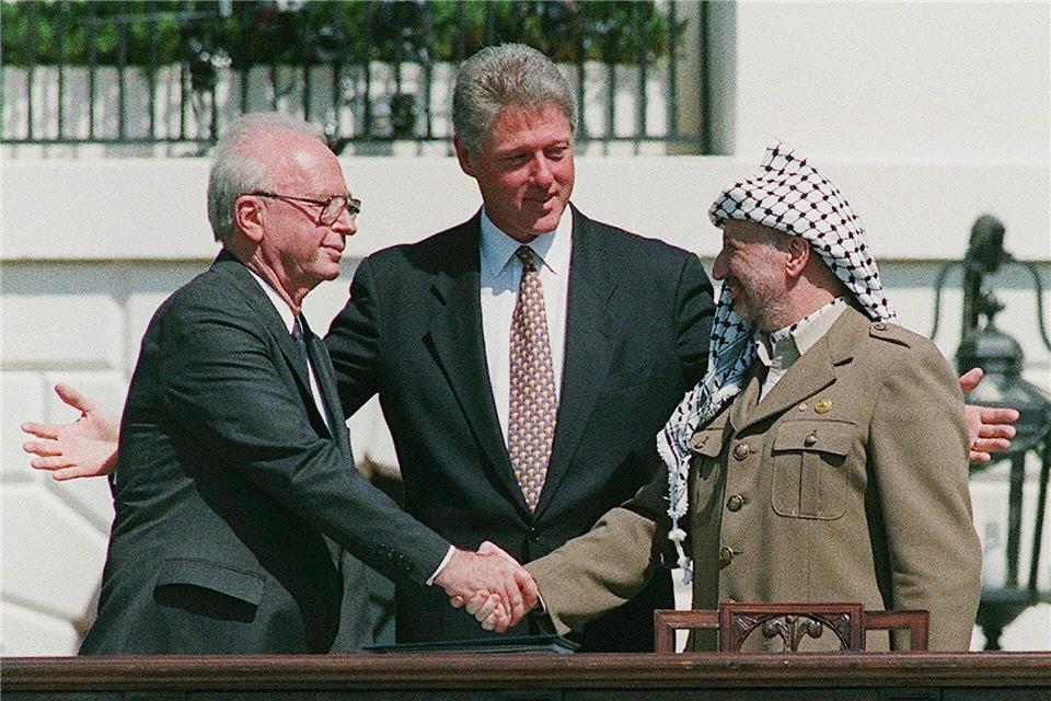 Ermordung Rabins 1995: Zehntausende gedenken in Tel Aviv Die großen Hoffnungen auf Frieden zwischen Israel und den Palästinensern sind in den Jahrzehnten seit dem Mord an Israels Regierungschef Izchak Rabin immer tieferem Misstrauen gewichen.Avi Ohayon/Israeli Government Pr/EPA/dpa