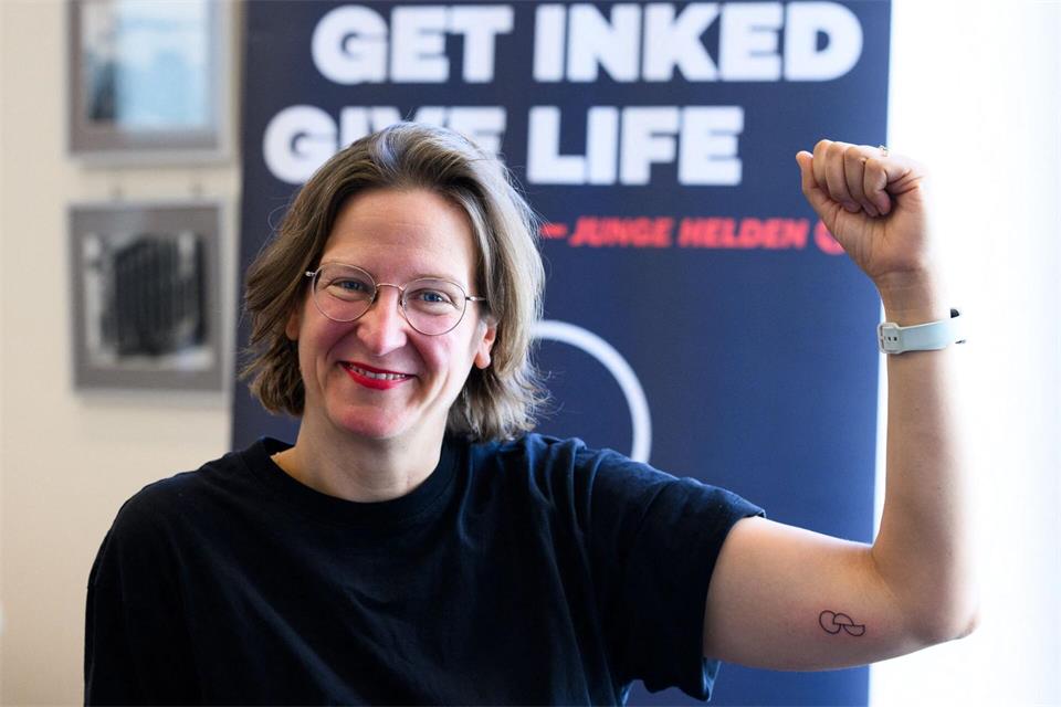 Die grüne Abgeordnete Silke Gebel hat sich ein Organspende-Tattoo stechen lassen. Bernd von Jutrczenka/dpa