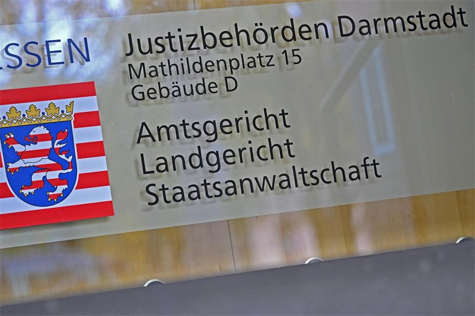 Die händische Auswertung des geschredderten Papiers ist nach den Worten eines Sprechers der Staatsanwaltschaft Darmstadt sehr aufwenig. (Foto Archiv) Michael Brandt/dpa