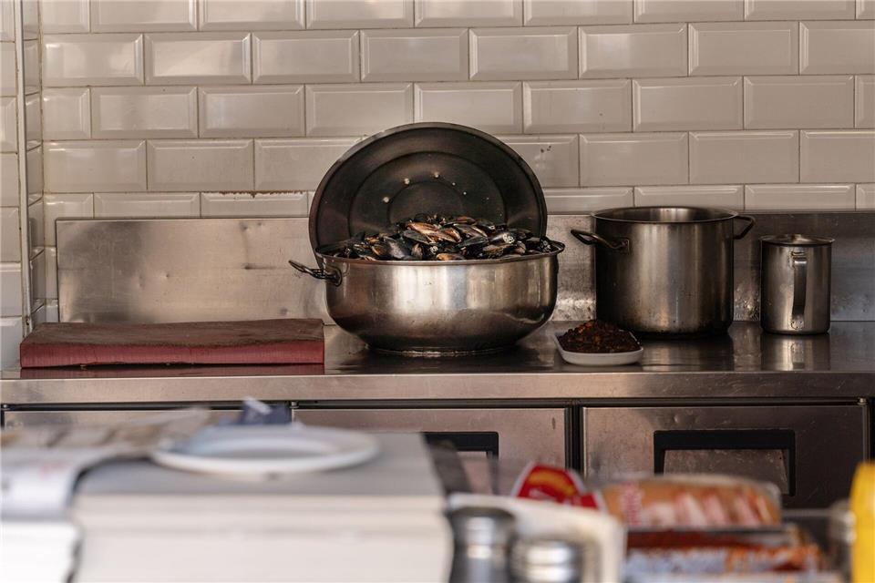 Die häufigsten Symptome bei Lebensmittelvergiftung sind Übelkeit, Erbrechen und Durchfall. Ahmed Deeb/dpa